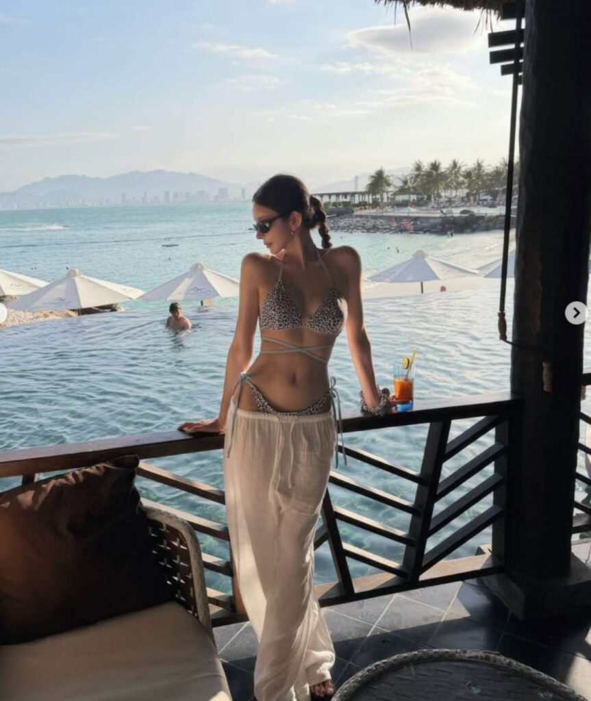 갓벽한 황금 비율 이은솔이 픽한 웨어러블 니트 비키니와 럭셔리 바캉스룩