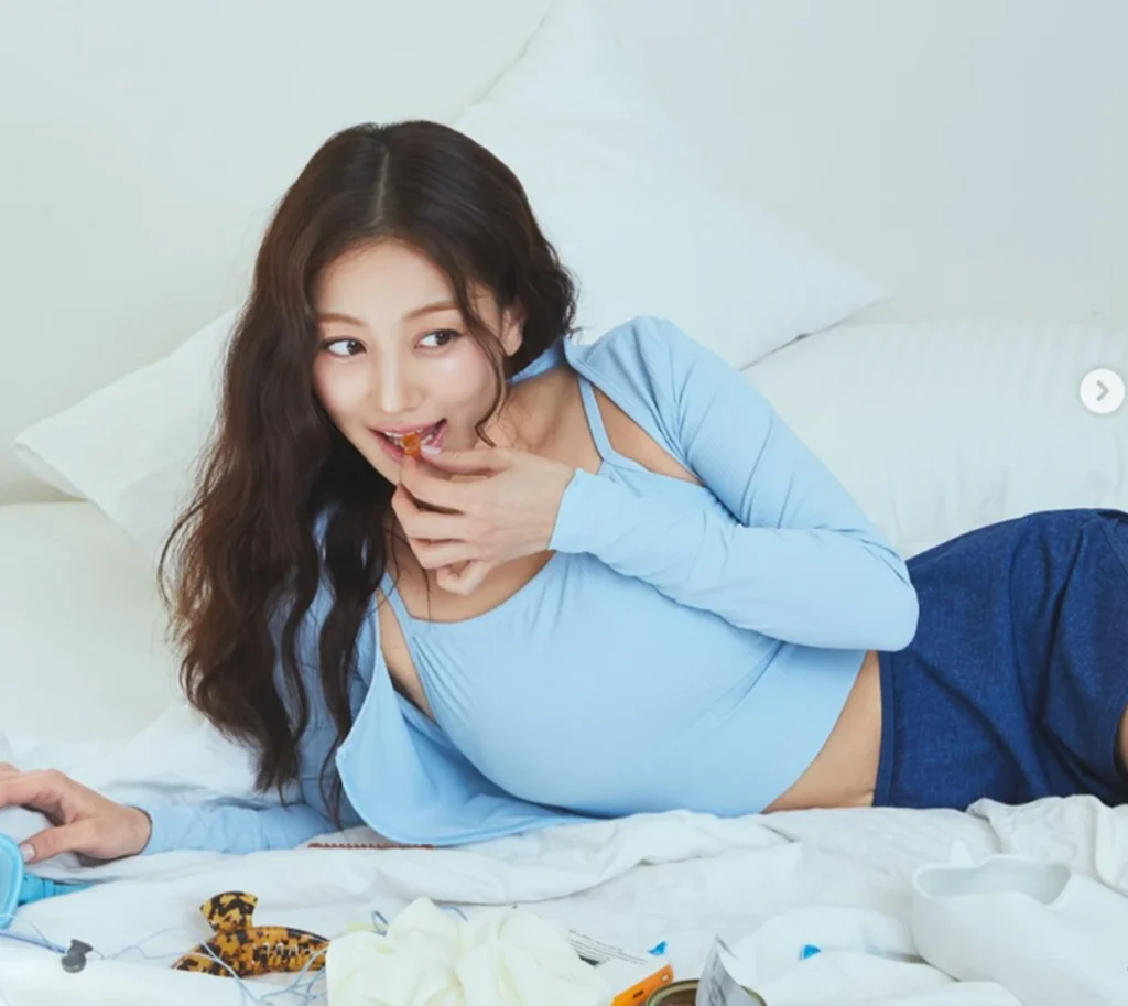 배럴걸 트와이스 지효 래쉬가드