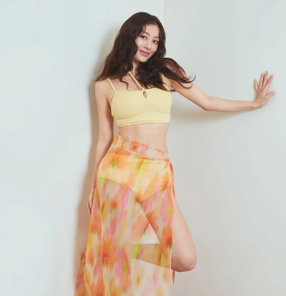 배럴걸 트와이스 지효 래쉬가드
