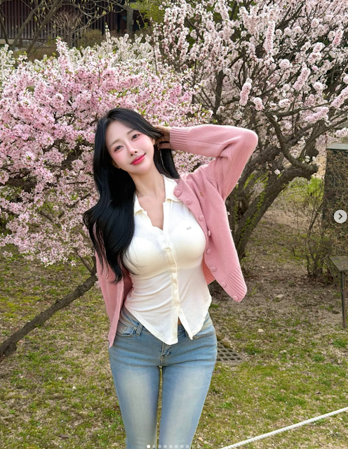 인플루언서 근나 푸켓 여행 속 브라운 & 니트 비키니 스타일링 가이드