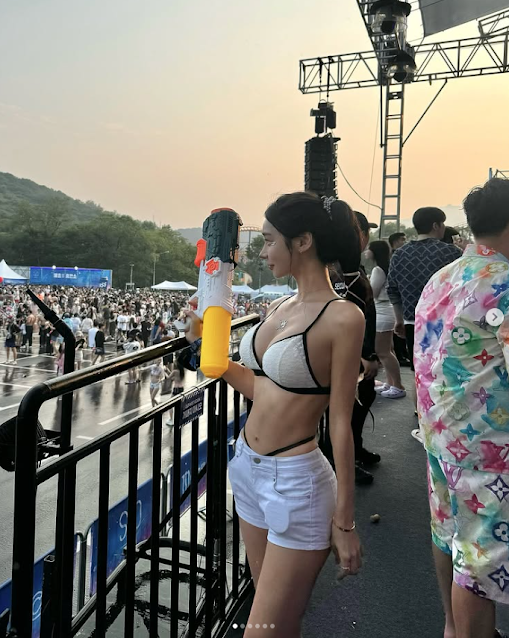 인플루언서 연지 비키니 패션 분석 레드 & 스트라이프 스타일링 가이드