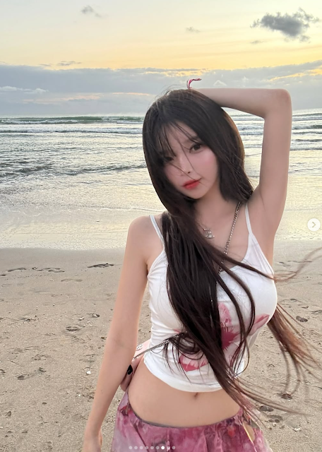 오지은 비키니 코디 분석 데님 Y2K부터 스트라이프 상큼 룩까지