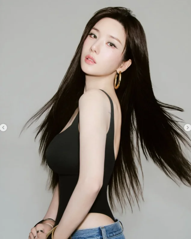 권은비, '치골룩' 파격 변신! 이적 후 첫 공개에 섹시함 폭발