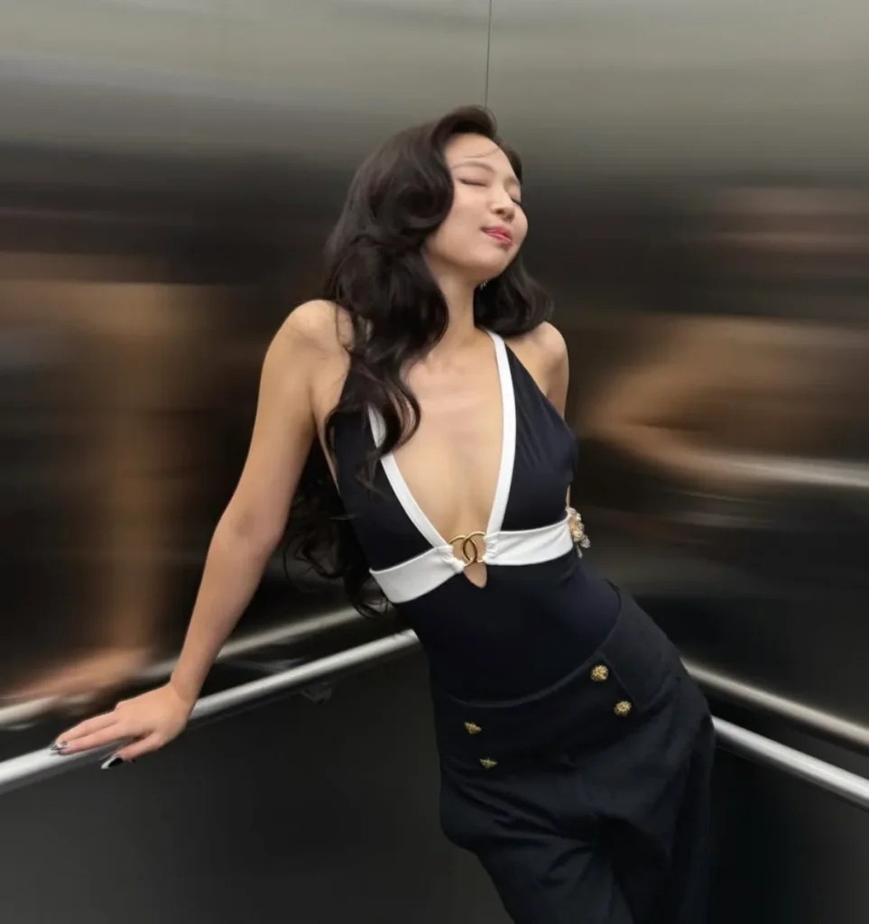 블랙핑크 제니, '인간 샤넬'의 과감한 애프터 파티룩 공개!
