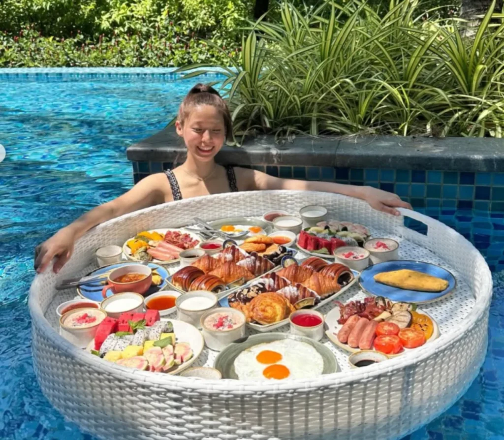 설현, 푸꾸옥에서 펼쳐진 건강미 넘치는 레드 비키니 패션