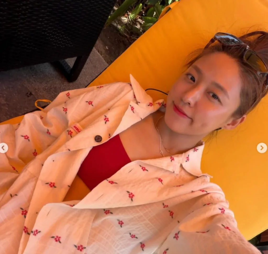 설현, 푸꾸옥에서 펼쳐진 건강미 넘치는 레드 비키니 패션
