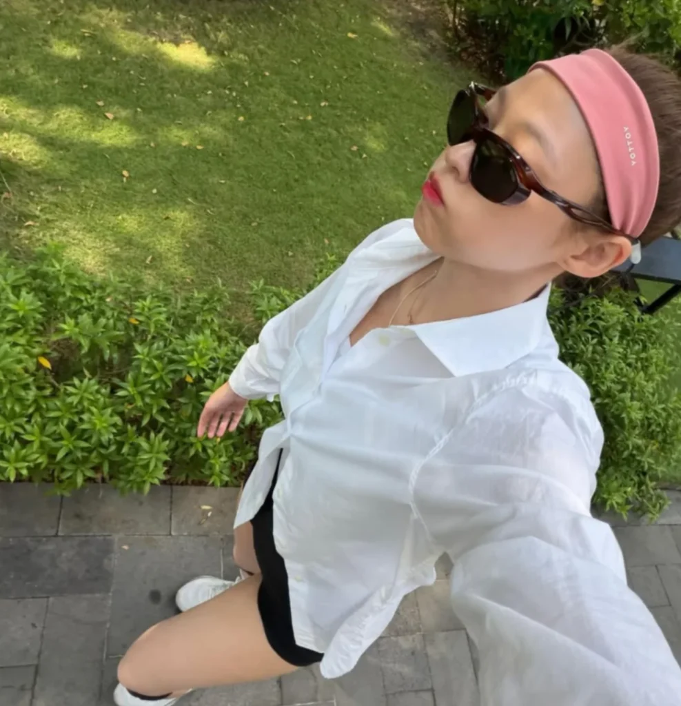설현, 푸꾸옥에서 펼쳐진 건강미 넘치는 레드 비키니 패션