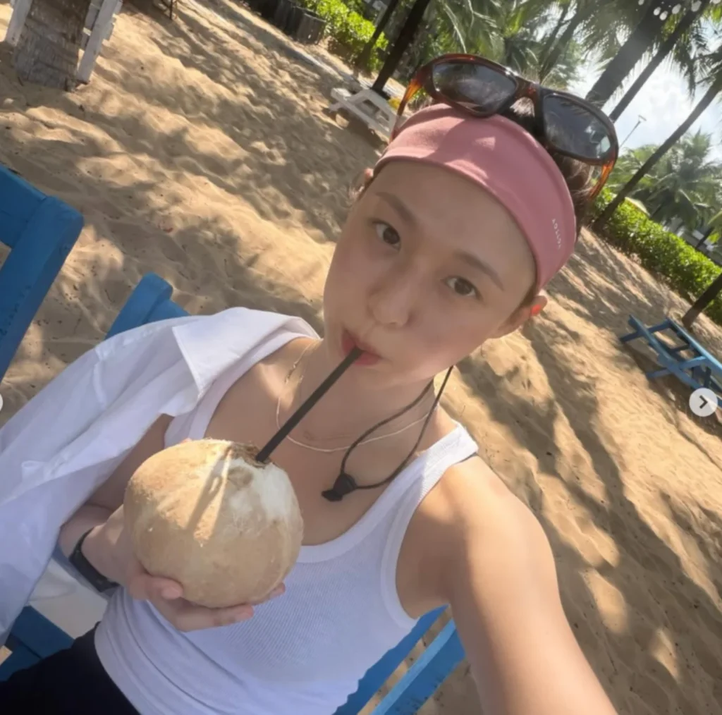 설현, 푸꾸옥에서 펼쳐진 건강미 넘치는 레드 비키니 패션