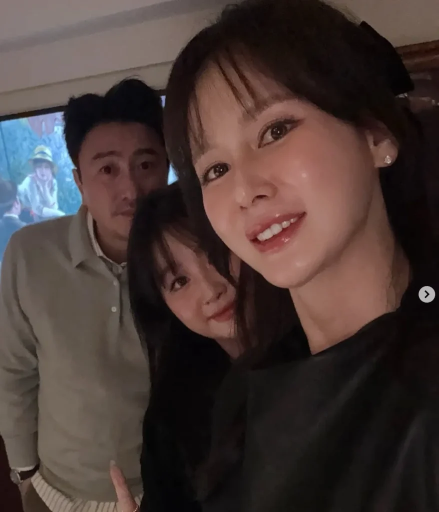 안정환 아내 이혜원, 딸 리원 양과의 훈훈한 트윈룩 졸업 축하 나들이