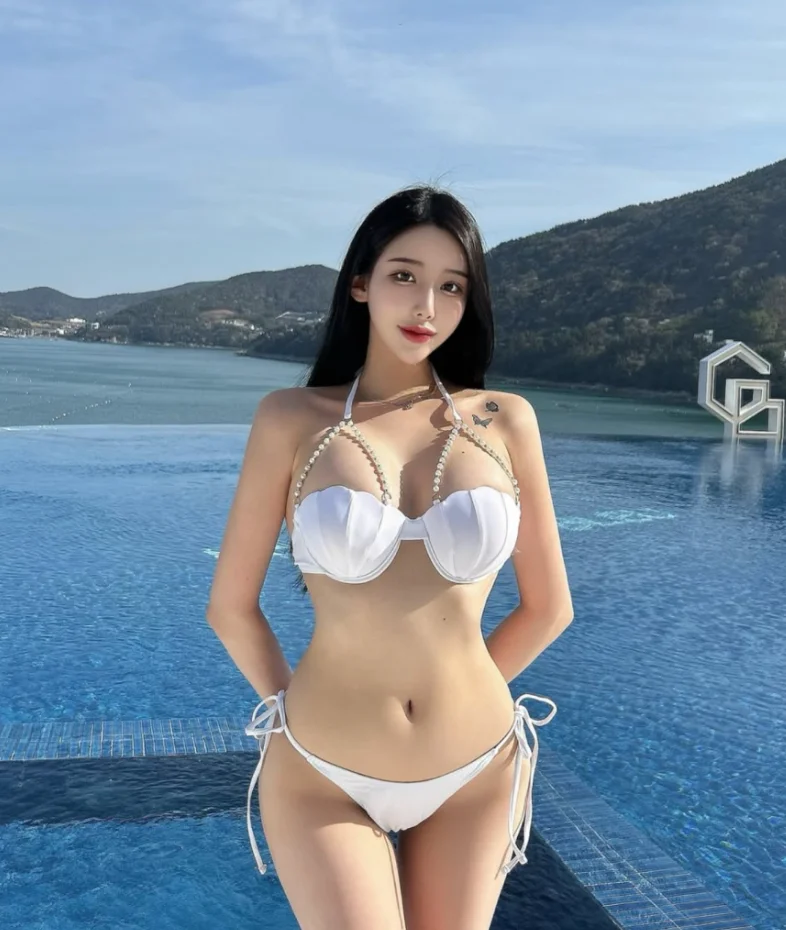 올여름 바캉스룩은 옹주 처럼! 네온, 패턴, 글리터 비키니 스타일링 분석