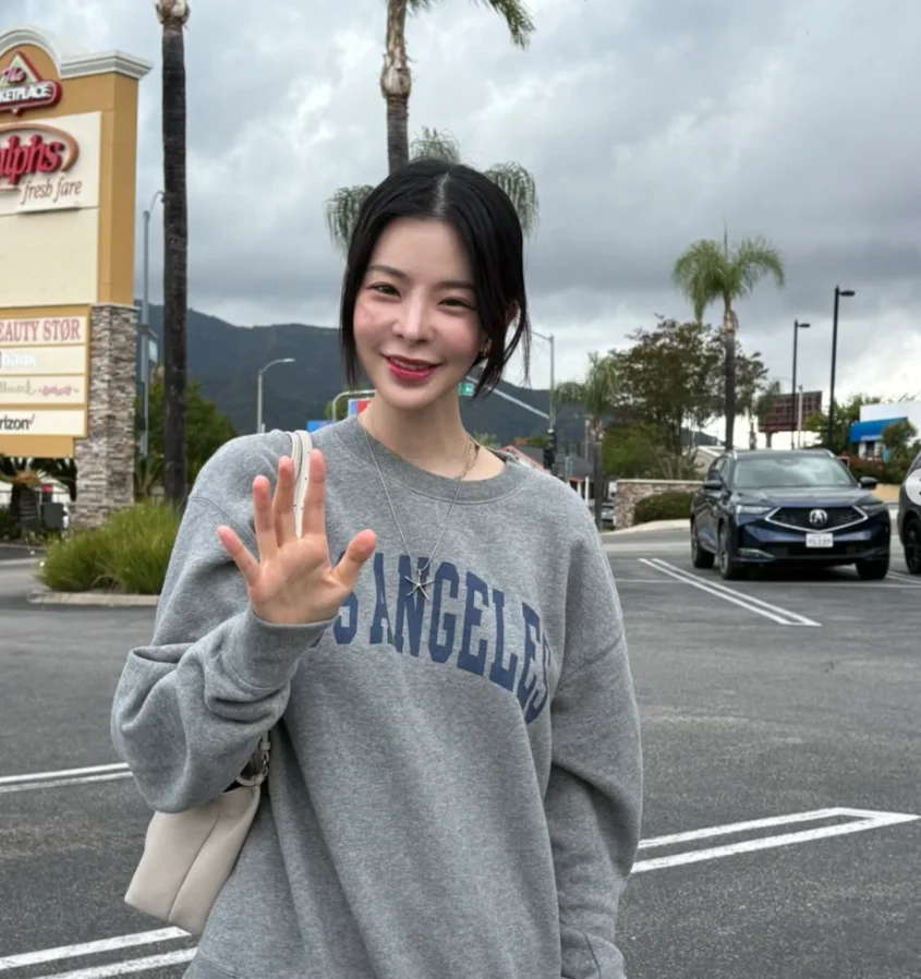 장재인 LA 근황 봄 햇살 닮은 그녀의 슬렌더 스타일링 분석