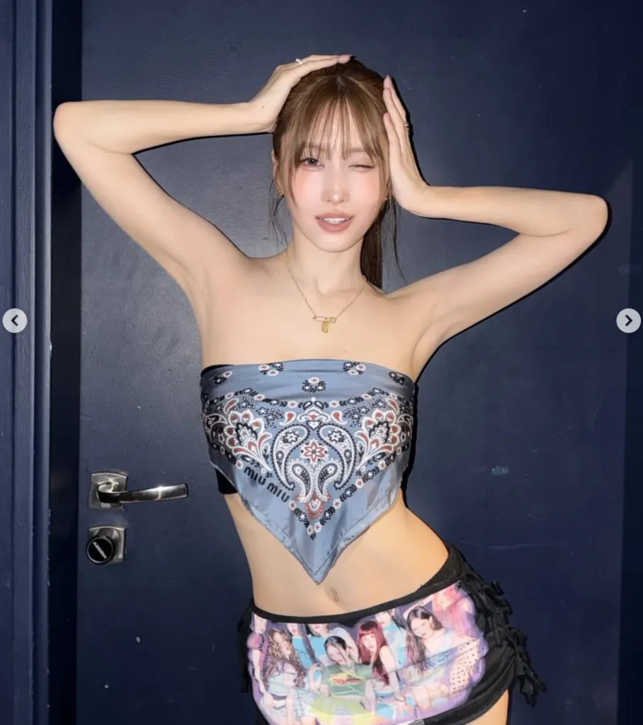 트와이스 모모, 파리에서 펼쳐진 눈부신 패션과 미모 공개!