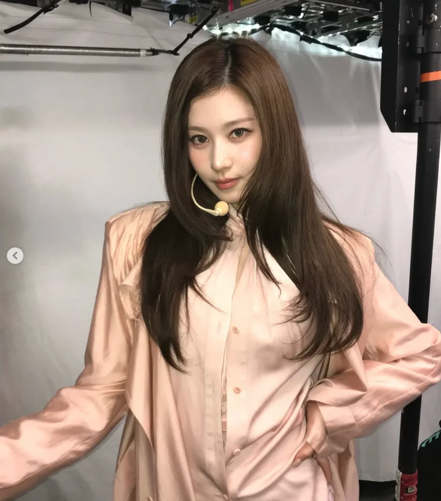 트와이스 사나, 베를린에서 빛난 '큐티 섹시' 매력