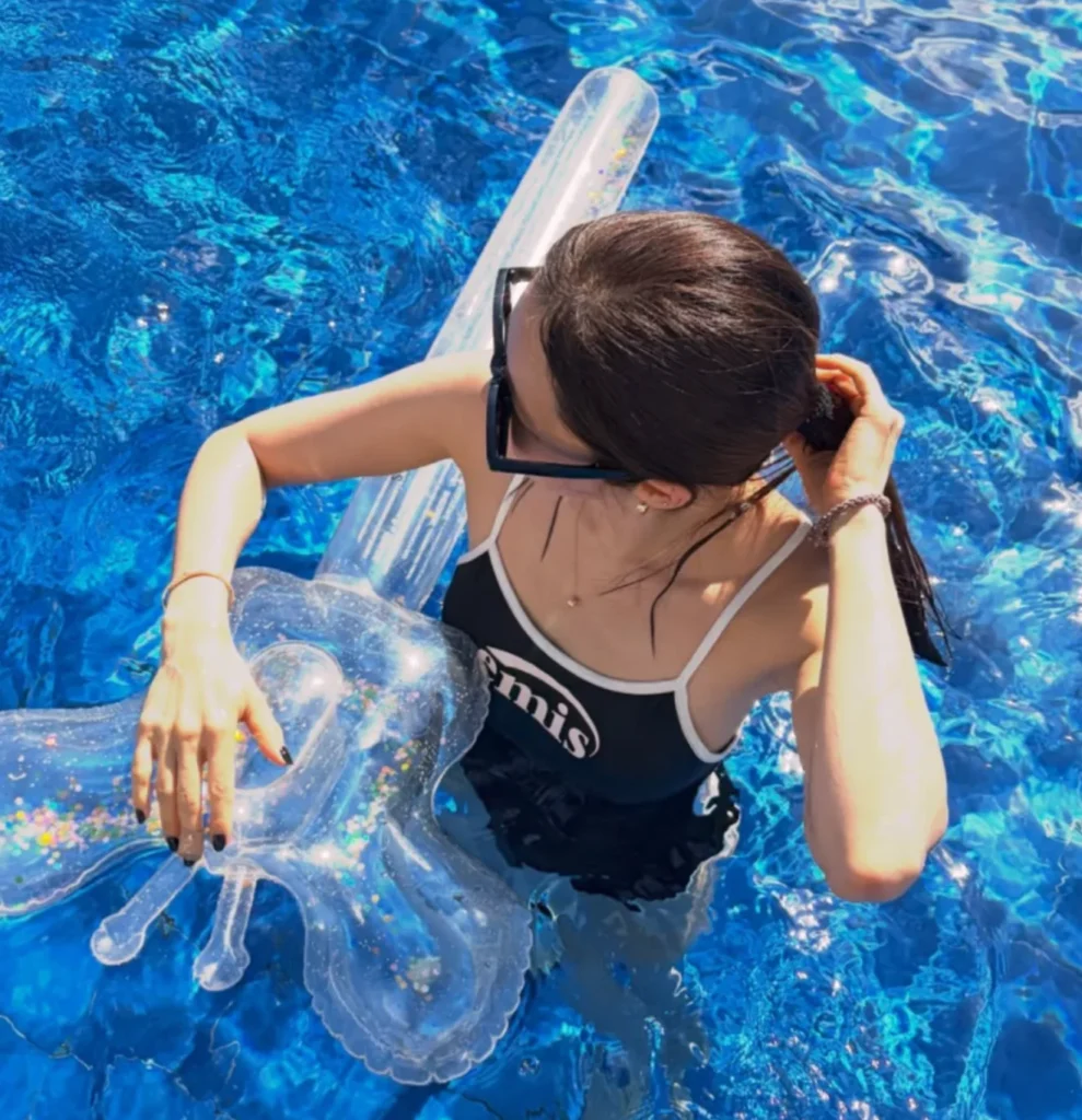 한채아, 보홀 리조트에서 선보인 미니멀 원피스 수영복 패션