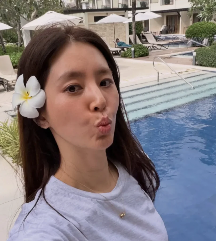 한채아, 보홀 리조트에서 선보인 미니멀 원피스 수영복 패션