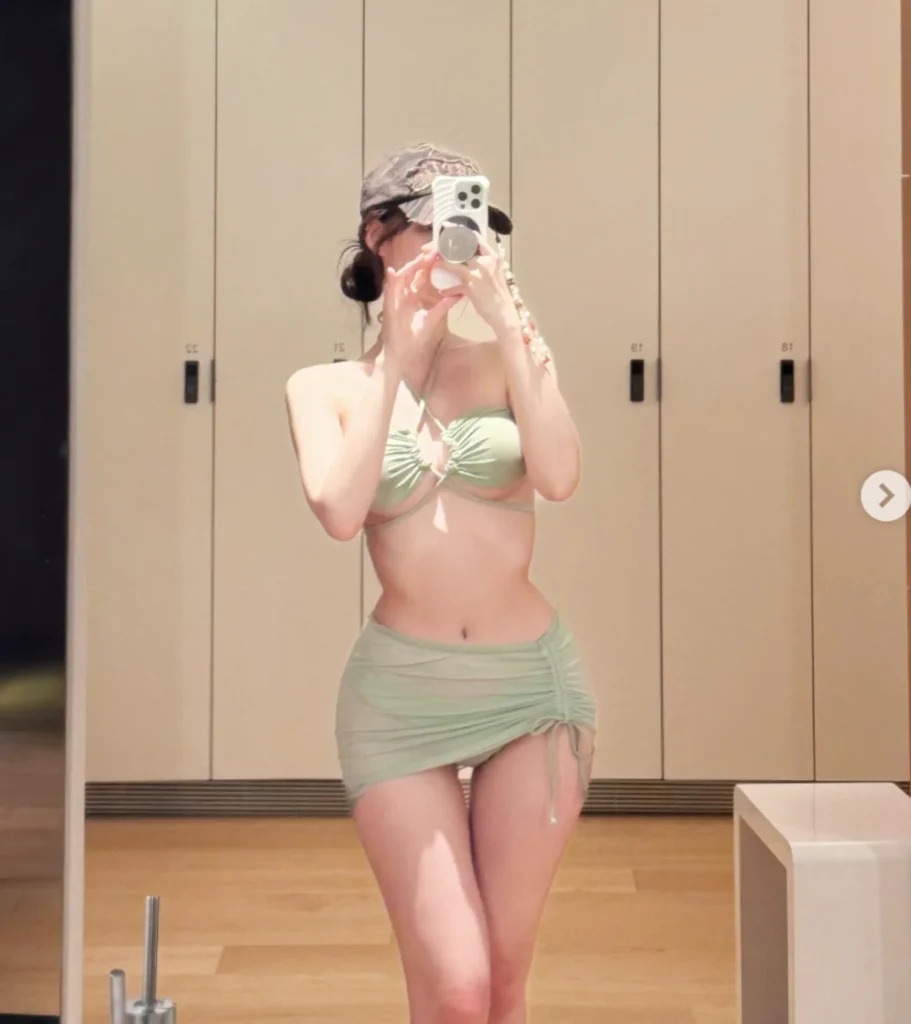 BJ 아윤 비키니, 골반 여신의 화이트 & 그린 비치웨어 코디