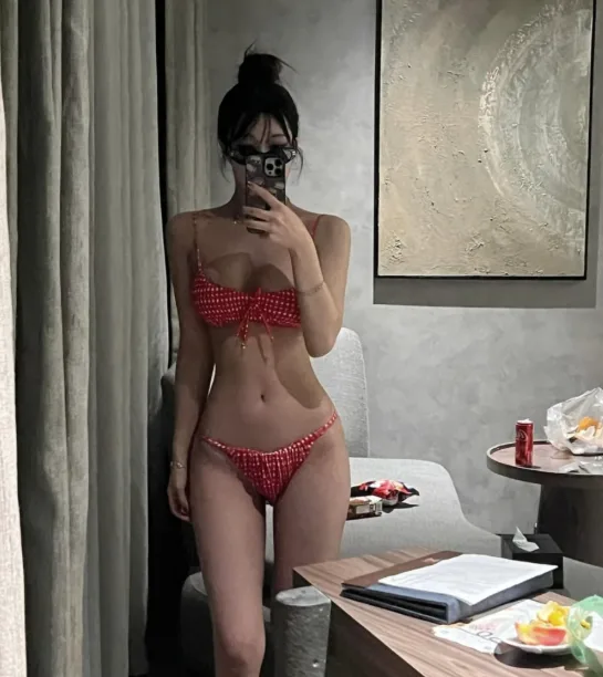 코즈미 비키니룩