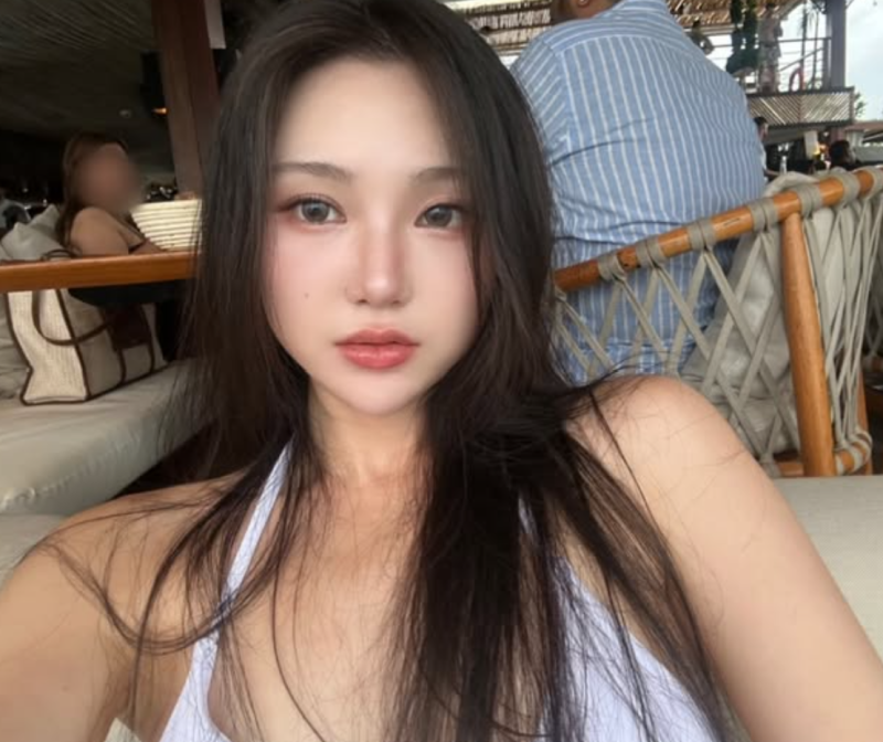 인플루언서 pine__k 비키니 패션: 화이트 수영복과 레이스 커버업 룩