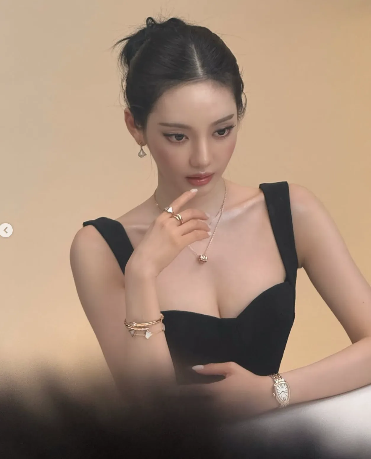 에스파 닝닝 패션: 블랙 드레스와 골드 주얼리로 완성한 우아한 근황