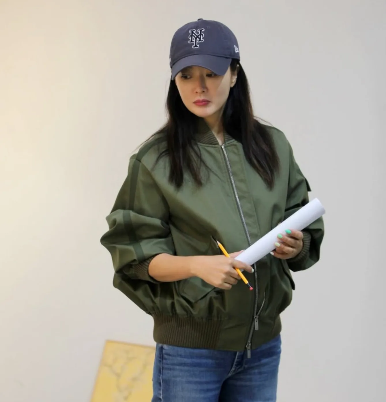 김희선 카키 항공점퍼 볼캡 가을 데일리룩