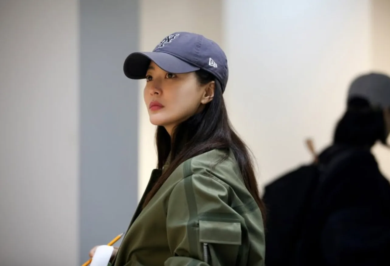 김희선 카키 항공점퍼 볼캡 가을 데일리룩