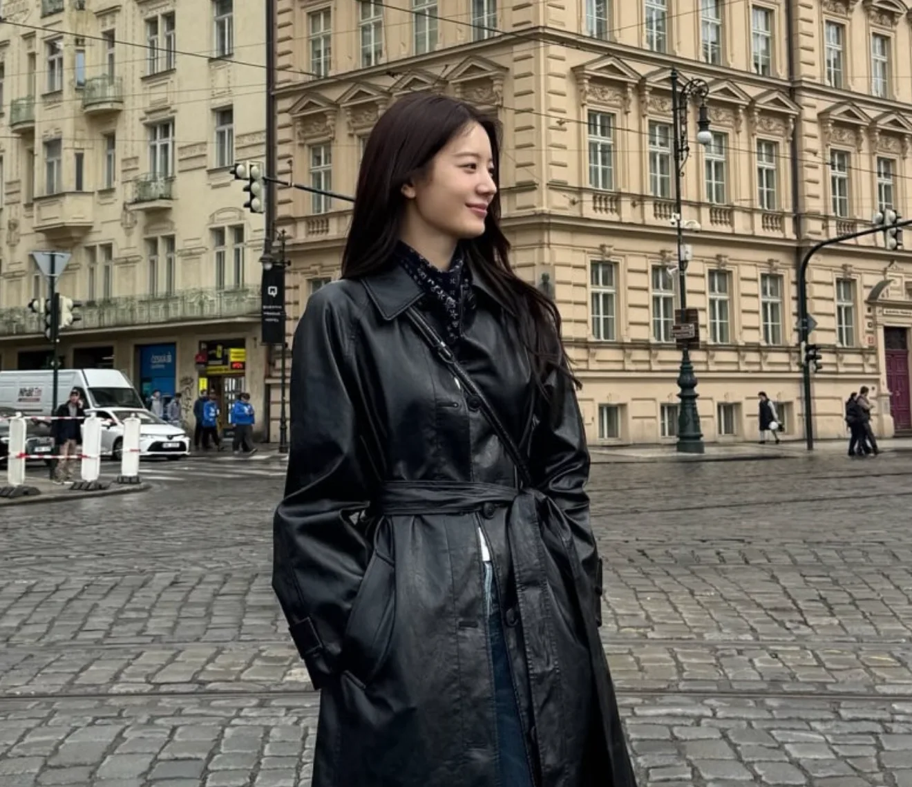장규리 여행룩 체코 여행 블랙 레더 재킷 연청 데님 가을 패션