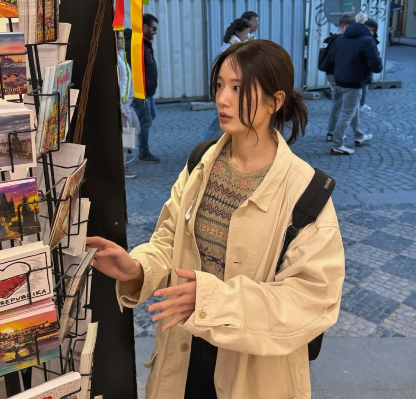 장규리 여행룩 체코 여행 블랙 레더 재킷 연청 데님 가을 패션