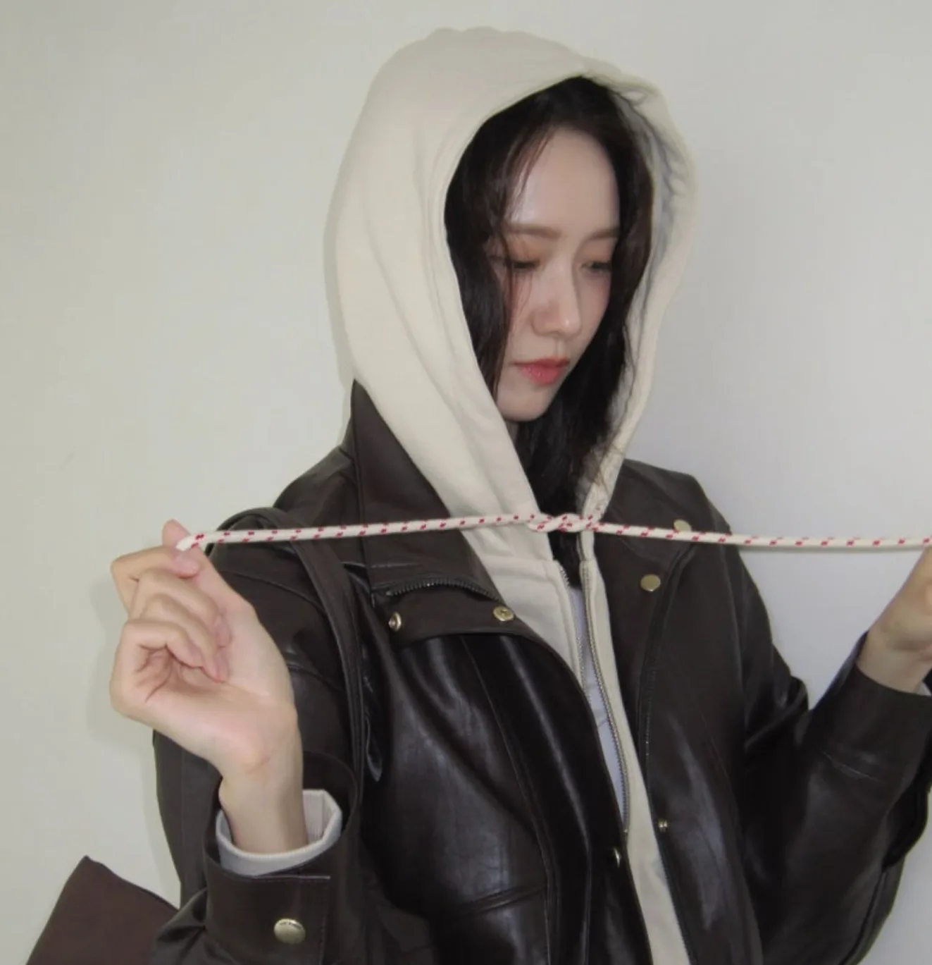 윤아 가죽재킷 코디 연청 데님 체크 미니스커트 브라운 레더 재킷 패션