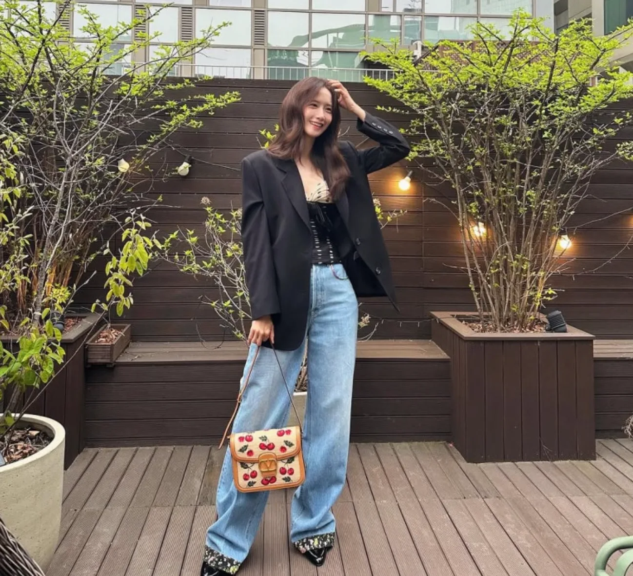 윤아 가죽재킷 코디 연청 데님 체크 미니스커트 브라운 레더 재킷 패션