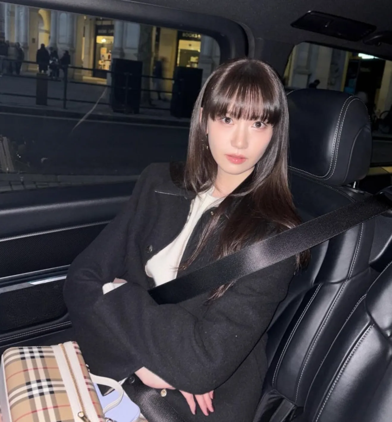 윤아 가죽재킷 코디 연청 데님 체크 미니스커트 브라운 레더 재킷 패션