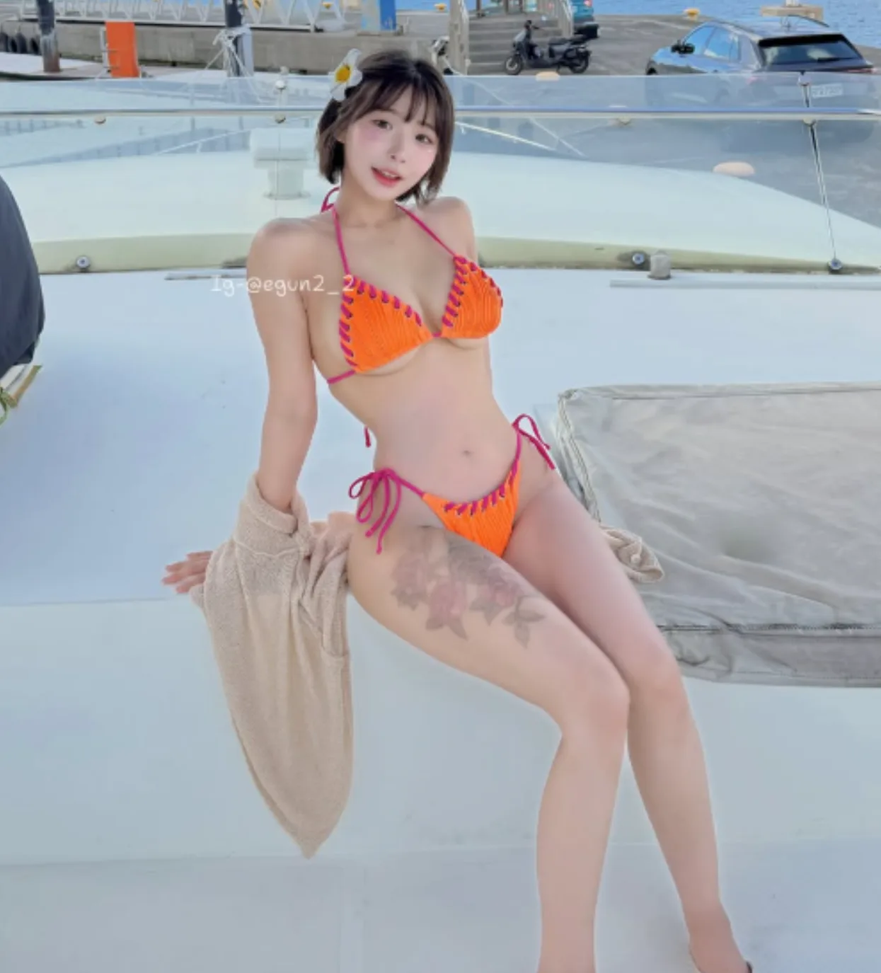 모델 E거니 비키니 파스텔 민트 오렌지 소라색 수영복 휴양지 코디