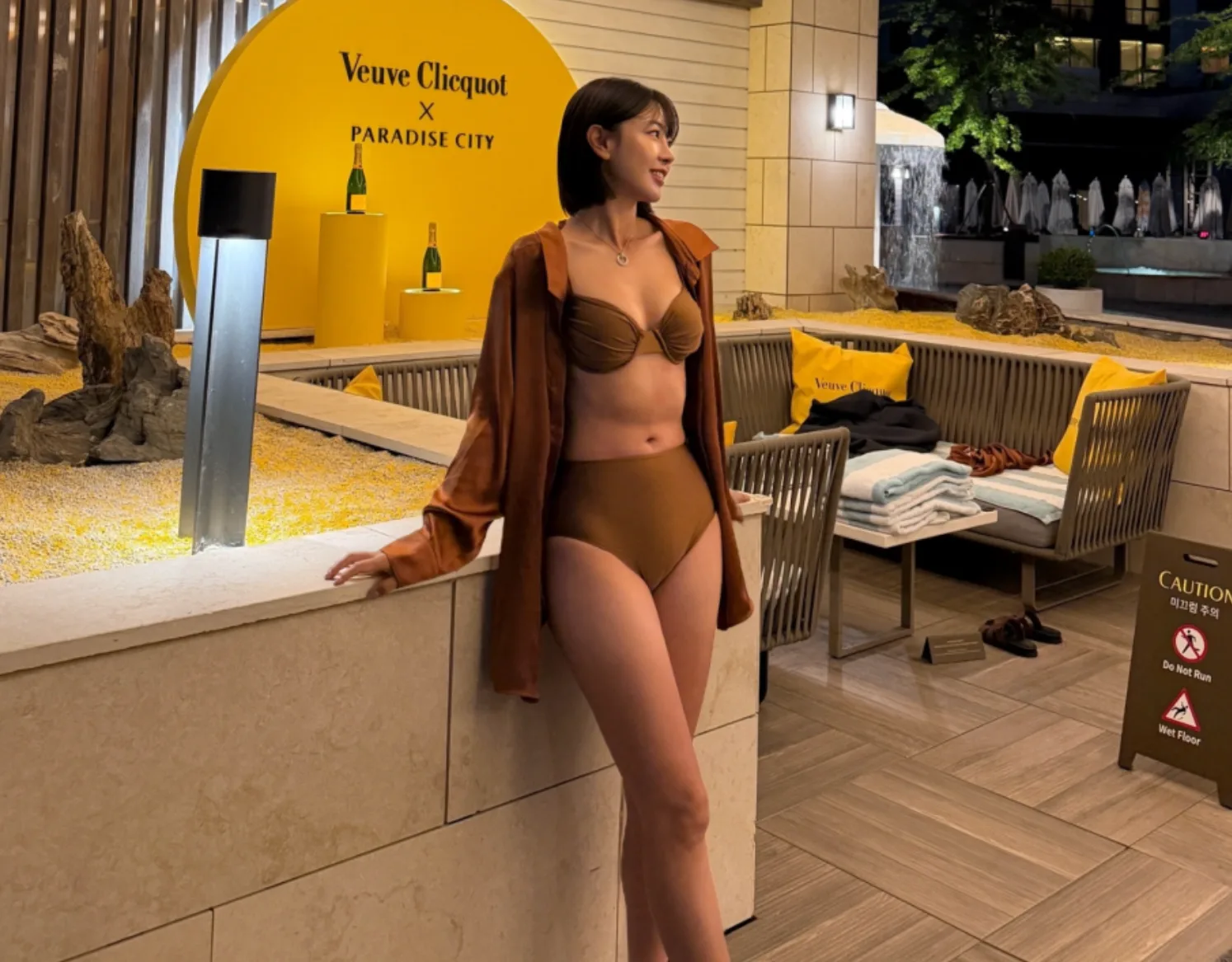 고원희 비키니 브라운 비키니 카멜 셔츠 레이어드 배우 일상 패션